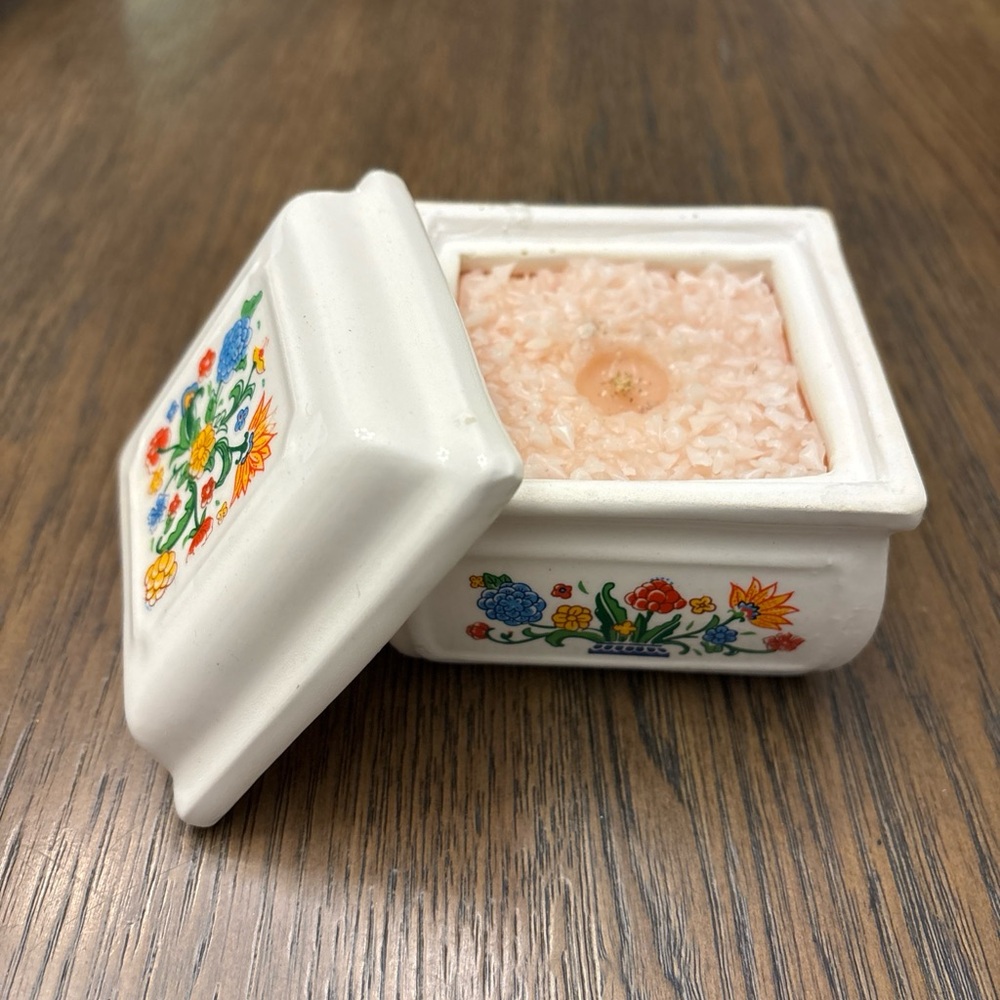 Vintage perfumed candle